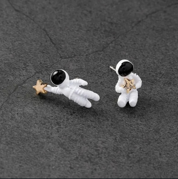 👩‍🚀🧑‍🚀NEW👩‍🚀🧑‍🚀DARLING!! Asymetrical Stud Astronaut Earrings👩‍🚀🧑‍🚀 - Picture 3 of 14